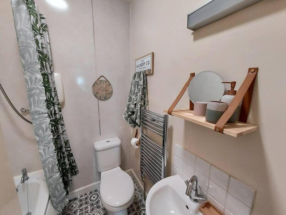 Lovely 2 Bedroom Apartment In The Centre Of Hawick Zewnętrze zdjęcie
